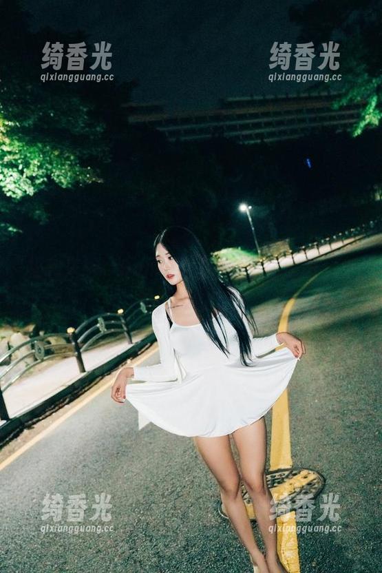 福利来啦，Bomi(普美)的白裙原图，有种疯魔的宁静