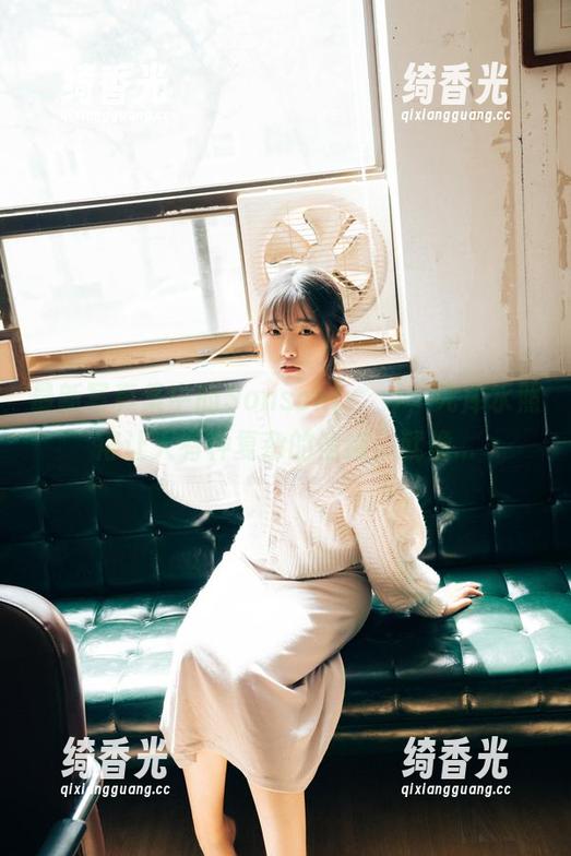 最新写真集中的Sonson(손손)，死库水照得让人有种复杂的情绪，就像...