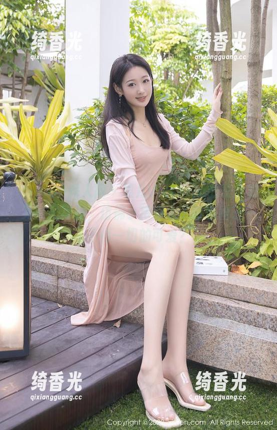 Xiuren秀人网 - 果儿Victoria的蕾丝和无圣光写真，仿佛小猪穿上了粉色裙子—不惜一切的可爱？