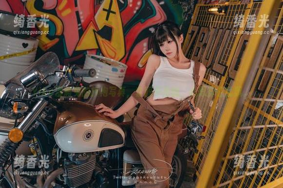 Yiko湿润兔 Yiko湿润兔的旗袍写真,套图不停翻,心思却在乱飘。