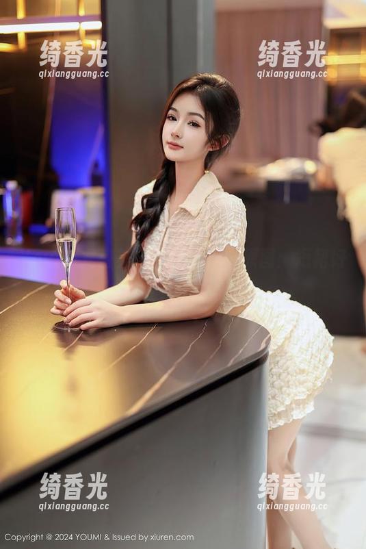 YouMi尤蜜荟-媛宝儿boa YouMi尤蜜荟 - 媛宝儿boa原图:短裙好像在跟我打招呼?