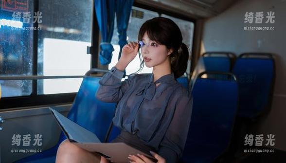 图库新鲜出炉：看yuuhui玉汇带着机器人女友晒泳姿，呃…备忘录！