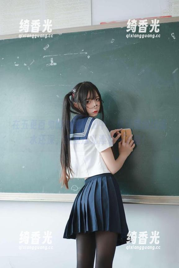五更百鬼 在五更百鬼的高清图册中,碧蓝航线比海水还深,想在这儿漂泊一下哇!