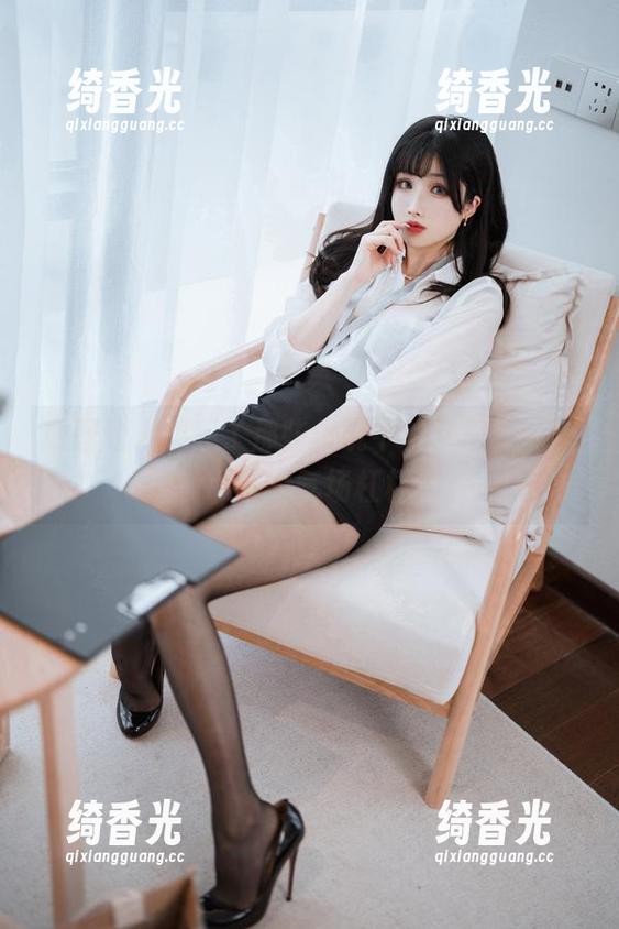 凉凉子rioko 原图让人想起了那些传说中的女王,凉凉子rioko的气场杠杠的。