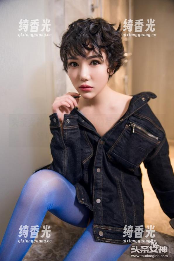 头条女神 - 小晴子短裤的写真，如何在平常中找到不平常的默契呢？