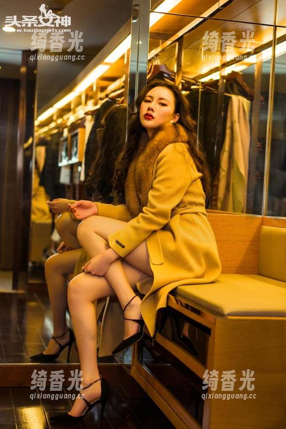 头条女神 - 温心怡的新泳装美图，更新得让人不太淡定啊