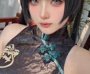 这照片拍得实在不错,屿鱼yukako和胡滕赛车的亲密接触。