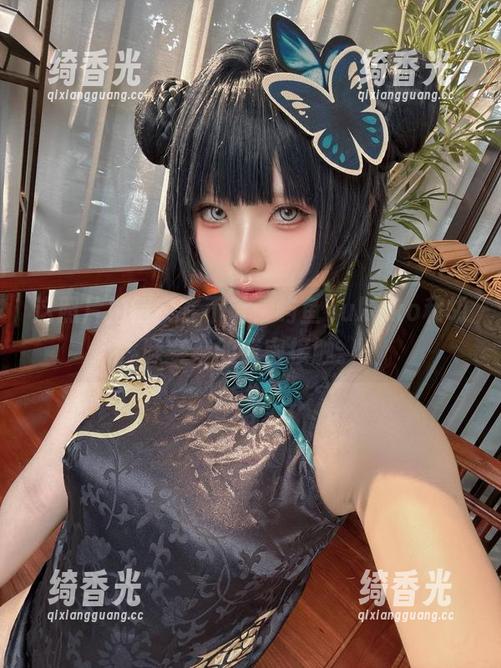 屿鱼yukako 这照片拍得实在不错,屿鱼yukako和胡滕赛车的亲密接触。