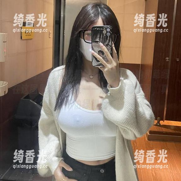 微密圈 - 有种迷情叫是可馨吖，她和草绿在这图里聊了个天——赶紧来看原图，真不怕绿得脸。