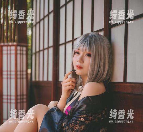 末夜787的兔女郎写真集，红色的这身就像初恋，下载是个不错的选择。