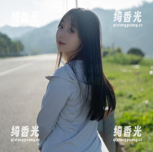 浅安安 不知为什么,翻开这本高清图册,浅安安的PA15翠雀媚让我想起了小时候听的童话。