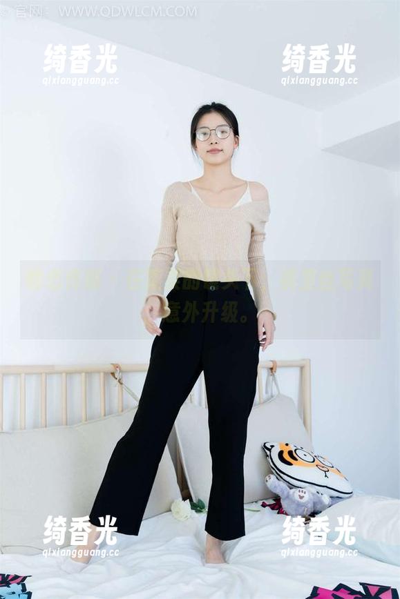 物恋传媒-菜菜 物恋传媒 - 在菜菜的镜头下,裤里丝写真,意外升级。
