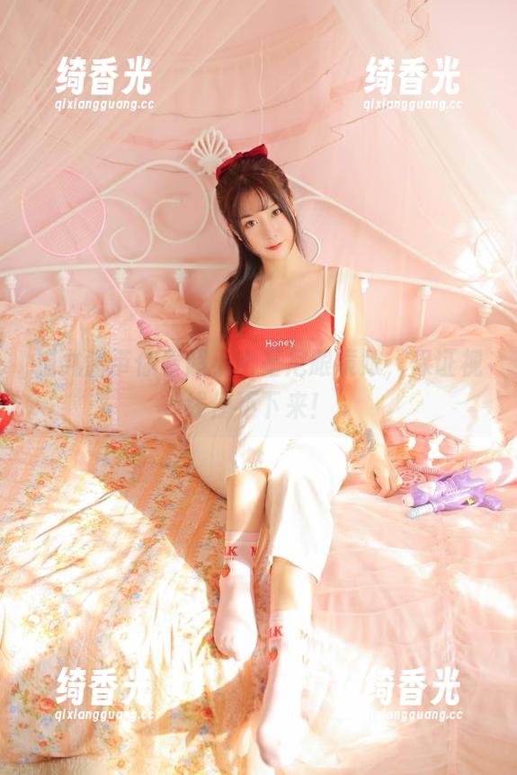 猫九酱带你看超小比基尼眼镜娘，保证视线停不下来！