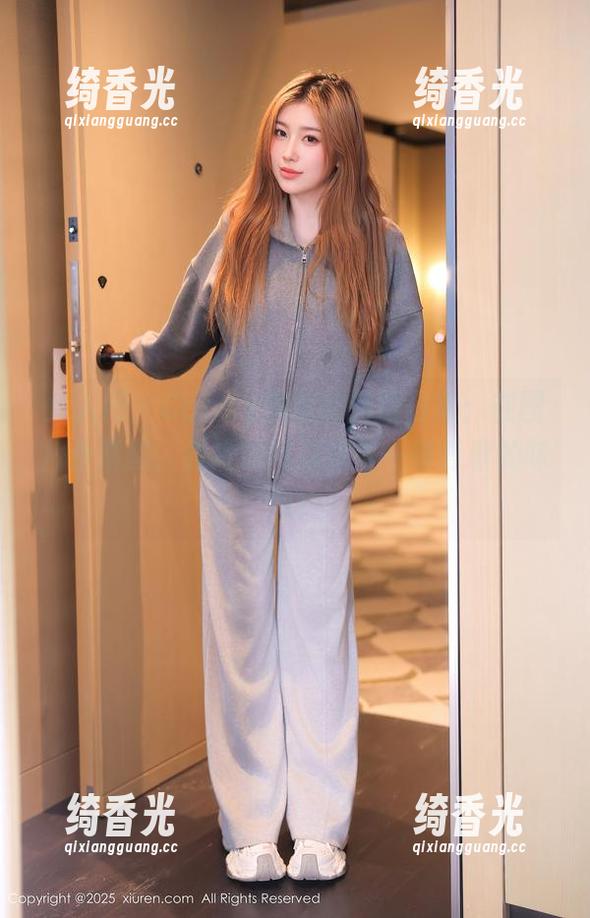 秀人网 - Candy糖糖的制服日常：在图片合集里，看她如何演绎每一缕青春的味道！