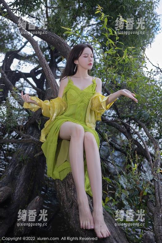 秀人网 - 周周不吃香菜和她的女友，虽然无圣光但每一张都抓耳！