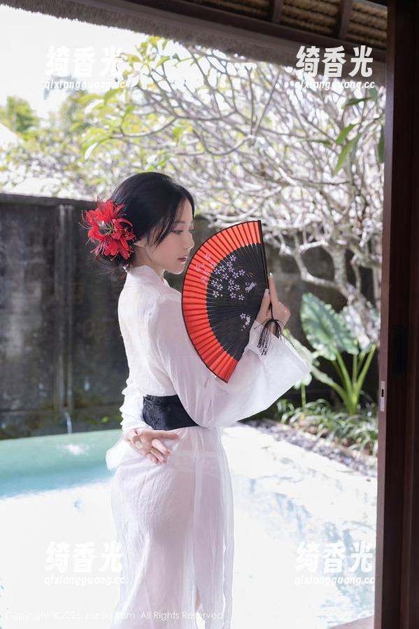 秀人网 - 空姐角色的最新写真，悠悠YOYO好像和航班一样云淡风轻！
