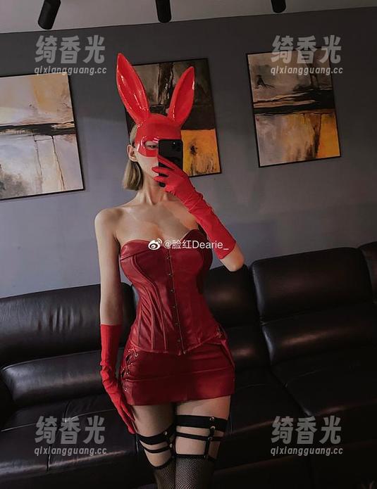 微密圈 - 看，脸红Dearie的电梯美女原图，有种上升的错觉？还是我想多了……