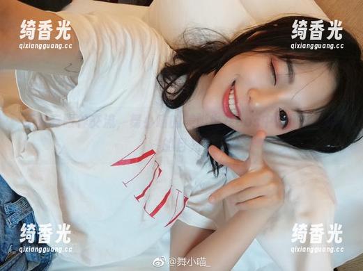 舞小喵 不只有眼神交流,舞小喵的美脚也在cos中悄悄挑逗你的目光