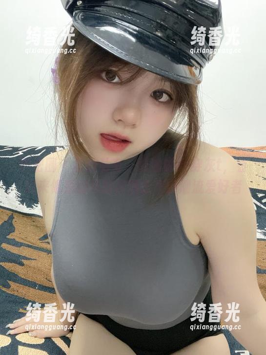 微密圈 - 私拍私有，葱油饼er穿灰t，看起来像是刚从厨房溜出来的潮流爱好者