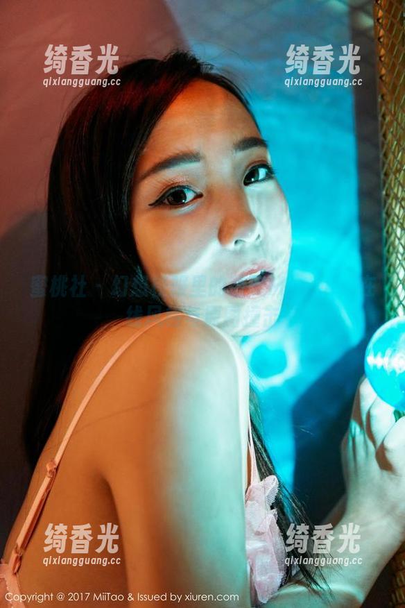 蜜桃社 - 幻想校服里的萌美Moemi：在线风格与原图撞击