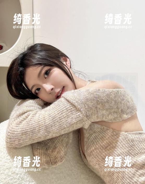 陈妮妮UNI 微密圈 - 在陈妮妮UNI的纯白图集里徘徊,简单得让我心中侧目,下载它,拿去当个无聊的插曲?