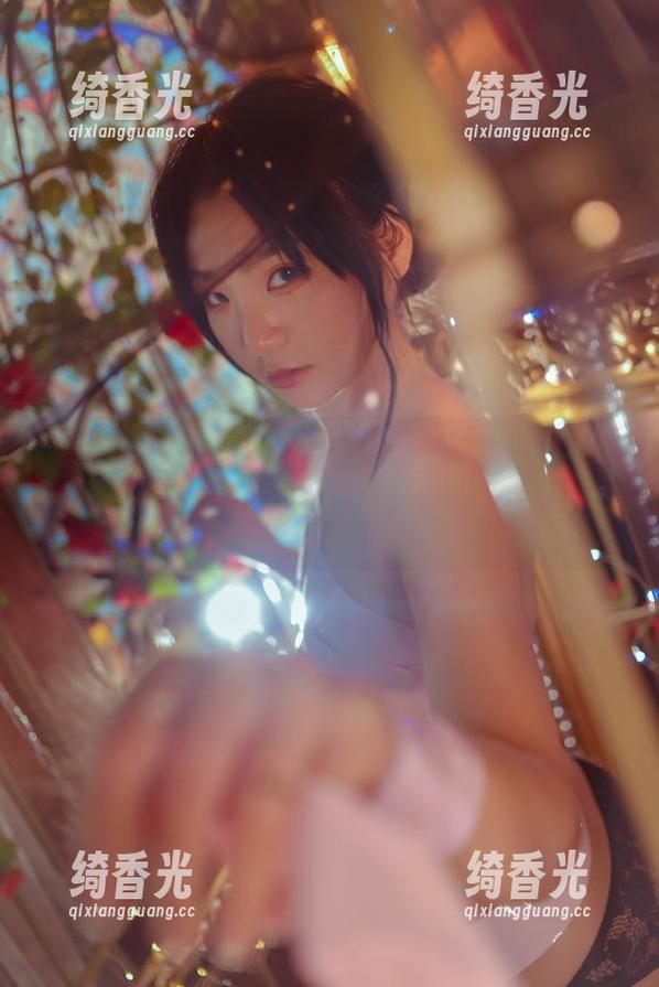 青水百合子的连衣裙精选，轻飘飘的，像是空气中的一抹色彩，真让人想停下脚步。