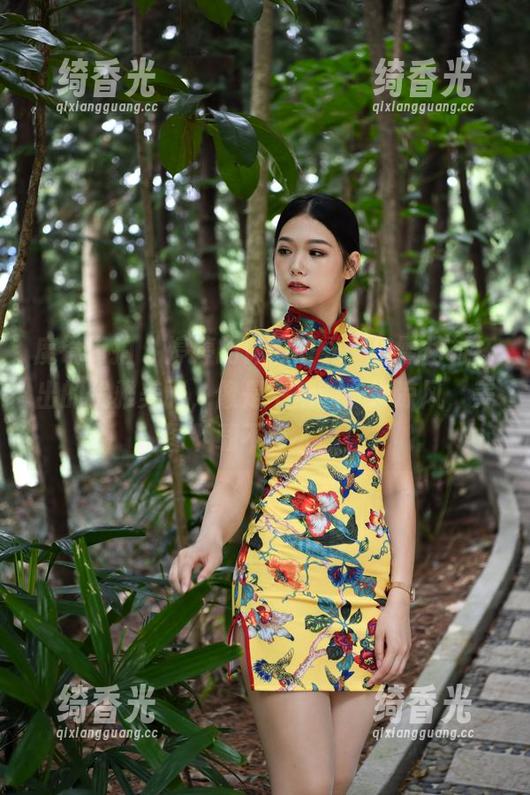魔镜街拍 - 婷婷的休闲时光，包臀裙衬托出的优雅美丽，像是午后的一缕凉风，美图下载不等人哦！