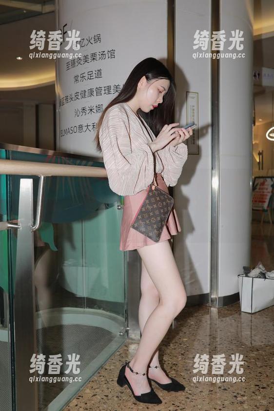 魔镜街拍 - 寒风中握着热茶，期待婷婷的新更新，一睹她的肉丝美丽，生活太过瘾了！