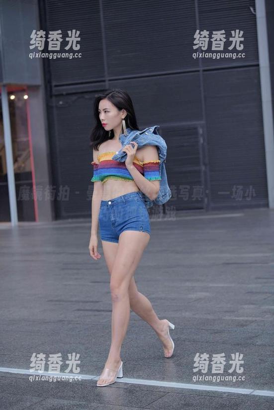 魔镜街拍 - 曼曼的灰丝精选写真：一场小巧的视觉游戏