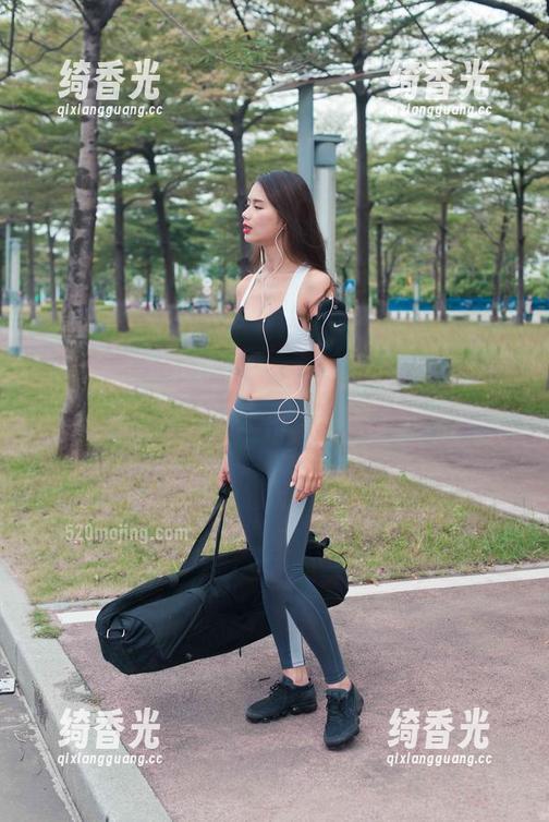 魔镜街拍 商场约会新指引:魔镜街拍最新照片,咖啡色丝袜女神一路拯救你的目光!
