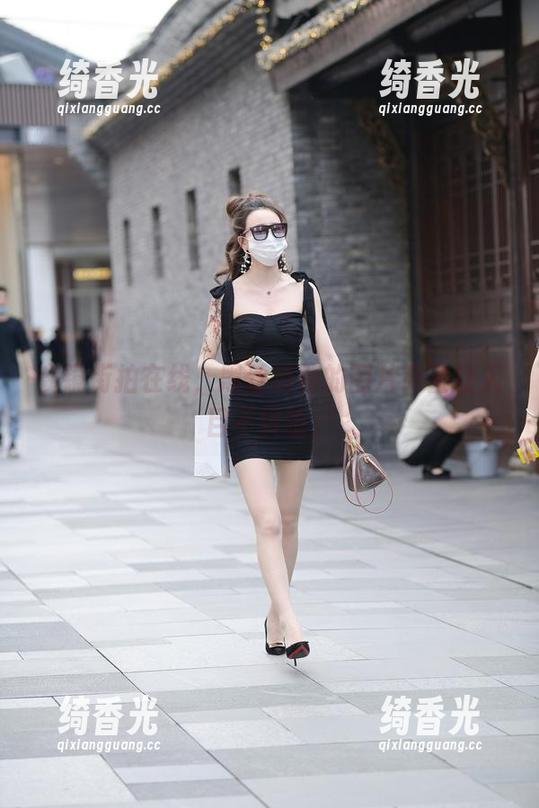 魔镜街拍在线，黑丝模特的图片简直让人目不转睛。