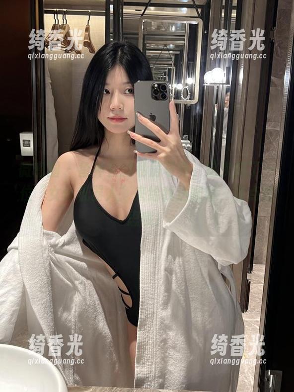 微密圈 - 鱼神鱼的私房写真，这次搞了一位“女仆机器人”来给我送咖啡，有点意思哦！