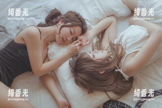 黑川穿着白色洞洞毛衣在线，合集里可能有个魔法咒语。